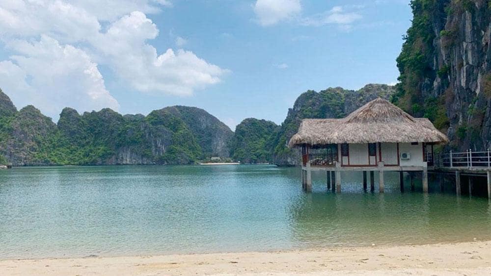 Bãi tắm Vạn Bội được bao quanh bởi những dãy núi đá vôi và rừng cây xanh